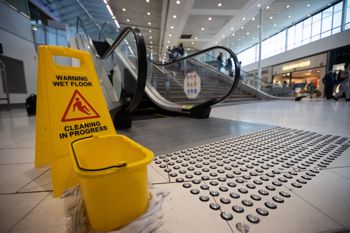 PREVENCIÓN DE RESBALONES, TROPIEZOS Y CAÍDAS EN EL LUGAR DE TRABAJO