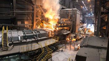 Fuego derritiendo acero en una fábrica