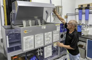 Empleado de Techevon LLC trabajando con una máquina con cubierta