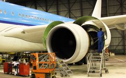 Un mecánico trabajando en el motor de un avión Un mecánico trabajando en el motor de un avión