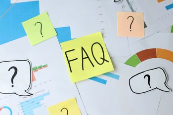 Preguntas frecuentes escritas en un post-it pegado encima de un montón de gráficas