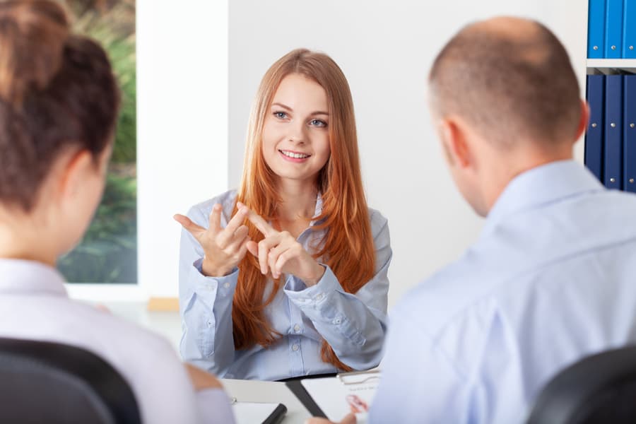 Dos personas trabajando con un experto